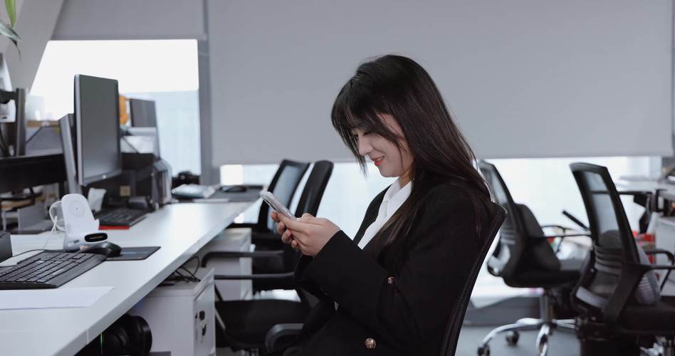 公司的女孩最新版本对比推荐？下载平台避坑指南！