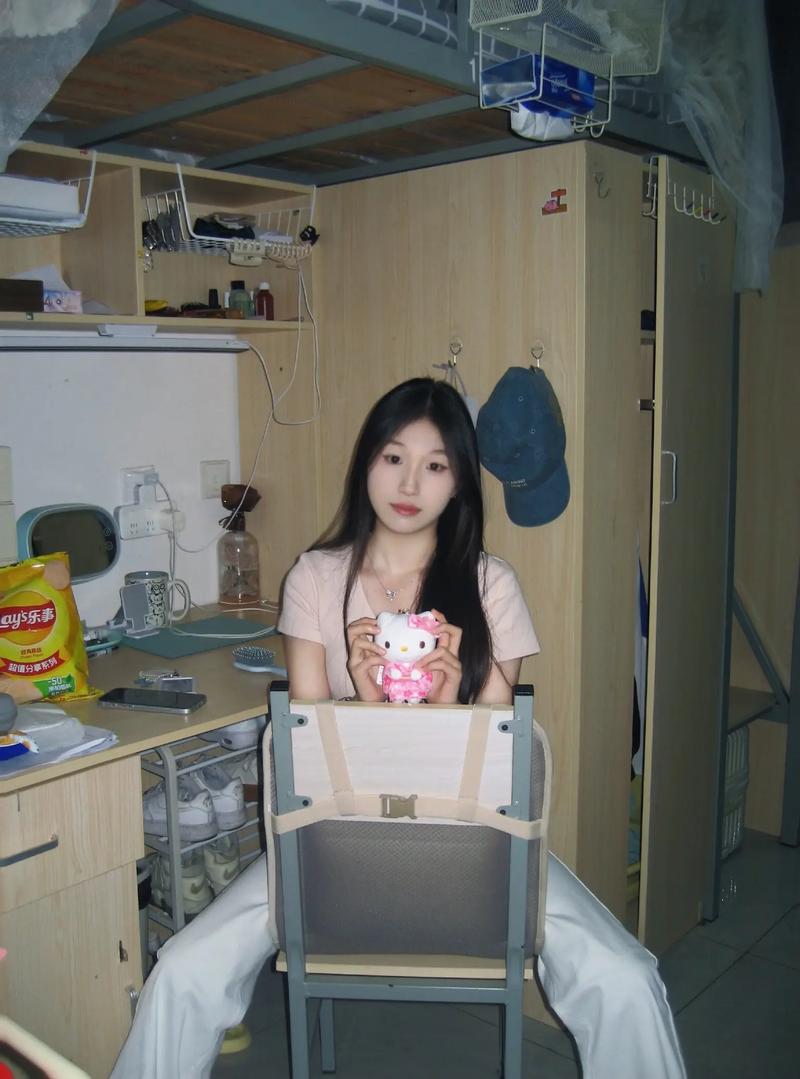女大学生沉迷最新版本是多少？手机一键检测版本教程！